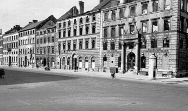 Bankgebäude durch Luftangriff zerstört